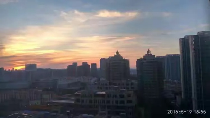 窗外的天空，生活的底色，实时天气如何重塑我们的日常